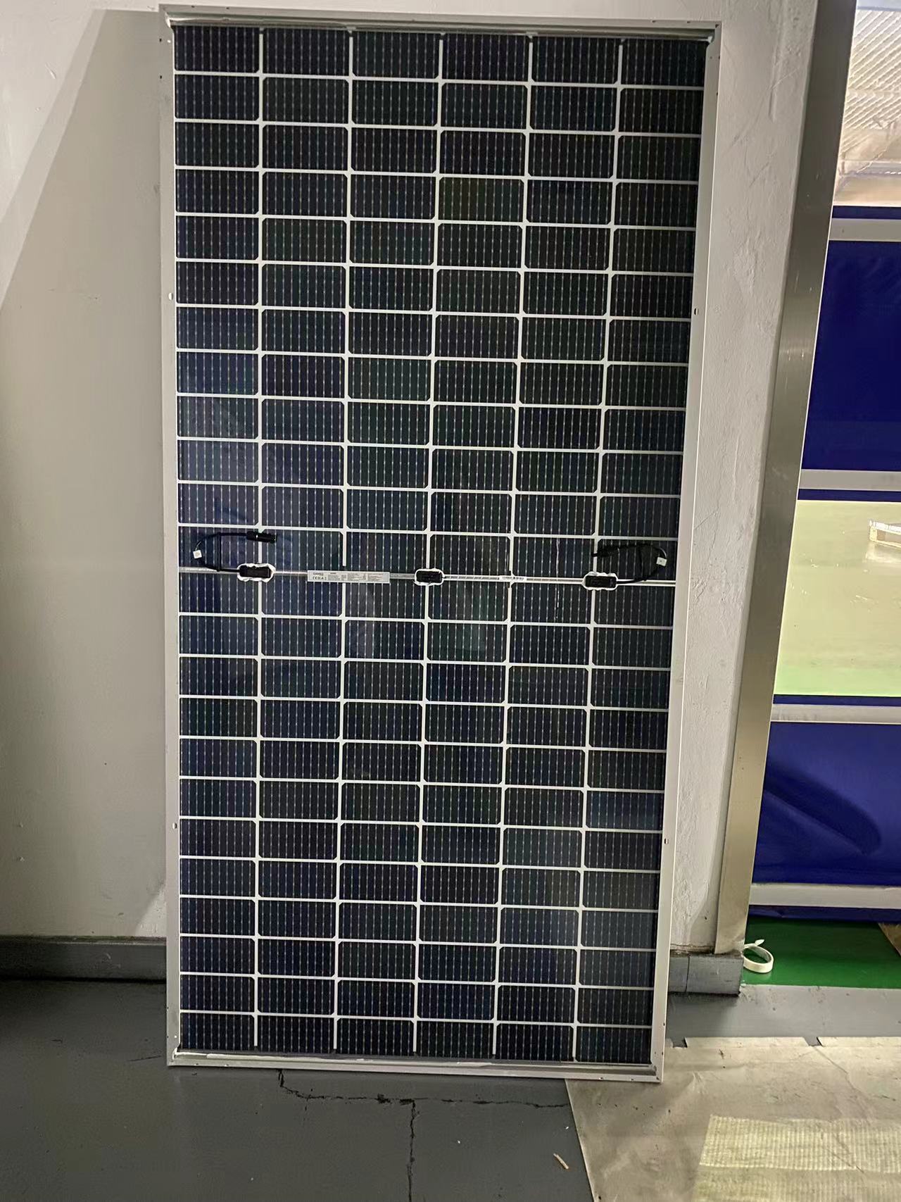 Nouvelle arrivée 550W panneau solaire bifacial à haute efficacité