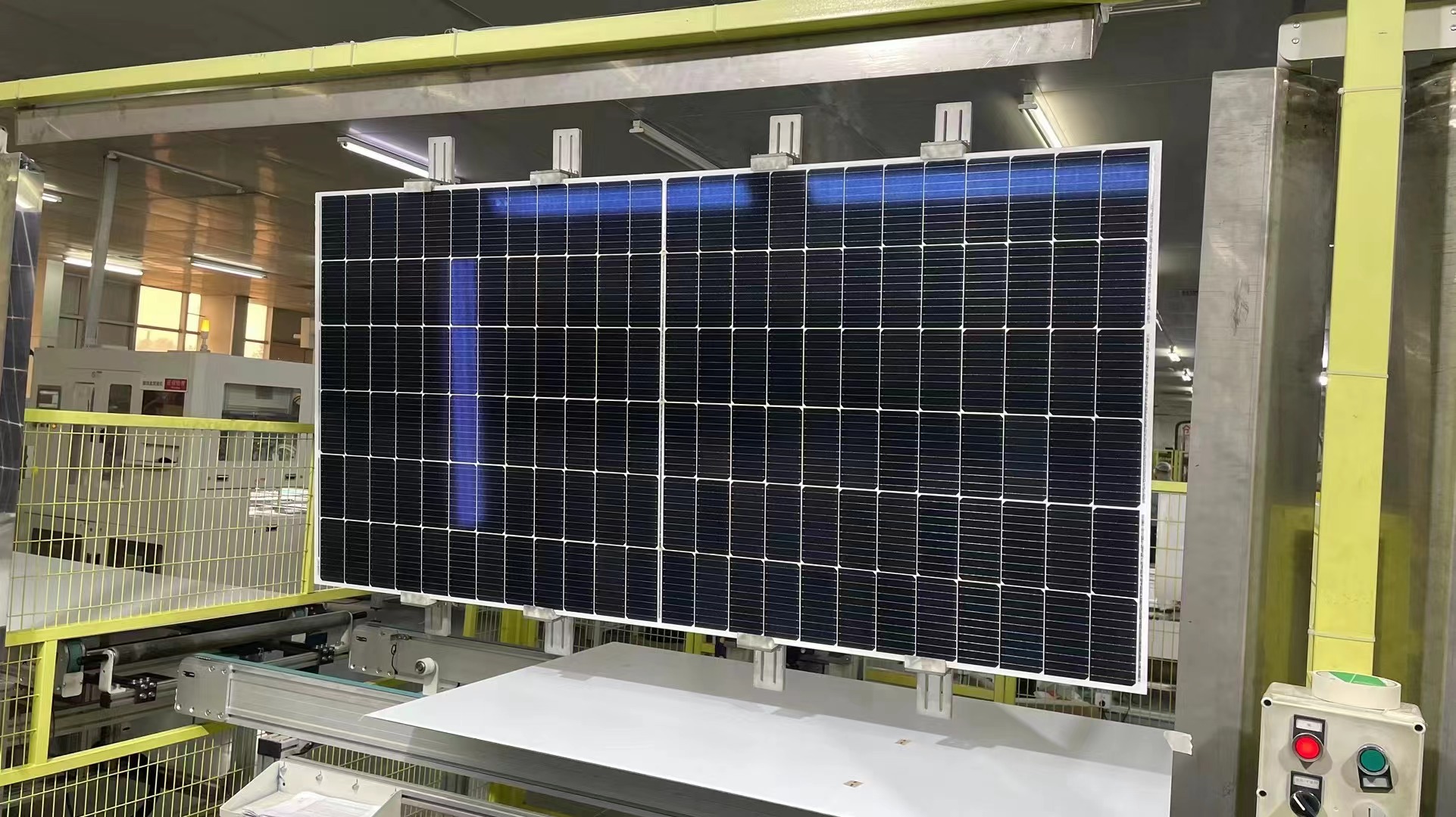 Nouvelle arrivée 550W panneau solaire bifacial à haute efficacité